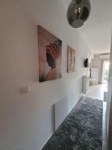 een woonkamer met een schilderij aan de muur bij Lovely Meteora Home in Kalabaka