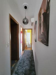 een hal van een huis met een hallwayngthngthngthngthngthngthngth bij Lovely Meteora Home in Kalabaka