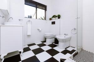 La salle de bains est pourvue d'un sol en damier noir et blanc. dans l'établissement Pablo House, à Johannesbourg