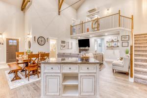 una cucina e un soggiorno con scala e sala da pranzo di The Tree Cabin, Pleasant Pines, & Cozy Casita a Welches