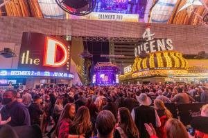 una grande folla di persone in un centro commerciale di notte di DOWNTOWN LAS VEGAS Beautiful Unit at 4 Queens Casino FREMONT a Las Vegas