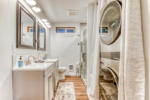un bagno bianco con lavandino e WC di The Tree Cabin, Pleasant Pines, & Cozy Casita a Welches Altre 55 foto