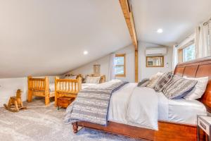 una camera da letto con un letto grande con testiera in legno di The Tree Cabin, Pleasant Pines, & Cozy Casita a Welches