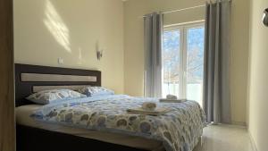 una camera da letto con un letto e due asciugamani di Apartments Seaview Estate Radovic a Kotor (Cattaro)