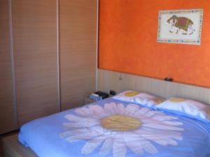ミラノにあるAppartamento Lanfranco della Pila 61のベッドルーム1室(花のついたベッド1台付)