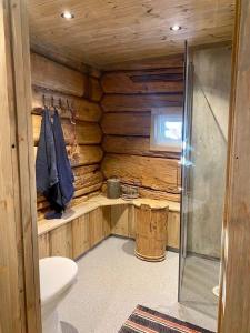 a bathroom with a toilet in a log cabin at Sauefjøset - Idyllisk gardstun fra 1800-tallet in Skjåk
