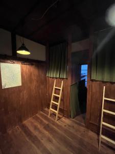 Pokój z 2 drewnianymi krzesłami i ekranem w obiekcie fumoku - Vacation STAY 12988v w mieście Chino