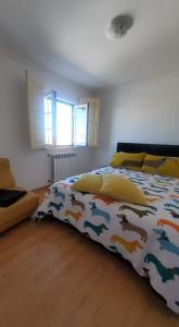sypialnia z łóżkiem z kołdrą i końmi w obiekcie A casa da Laranjeira w mieście Vale Covo