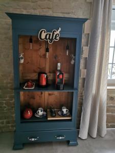 een blauwe kast met een cafébord erop bij Chambre de l'Iris in Sainte-Croix-sur-Mer