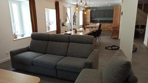 sala de estar con sofá y comedor en L'esprit de famille, en Saint-Parres-lès-Vaudes