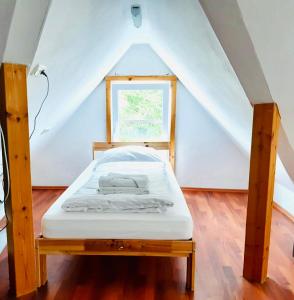 a bed in a room with a window at Apartment Blattgold in Schwabach