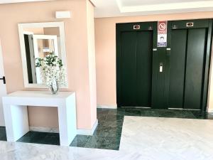 um átrio com duas portas verdes e um vaso de flores em Apartman La Concha in Puerto Banus em Marbella