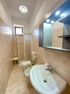 利帕里的住宿－Mamamia Lipari，一间带水槽、卫生间和镜子的浴室