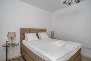 Postel nebo postele na pokoji v ubytování Beachclose apartment with pool in Torremolinos by Costarentals - Ref 173