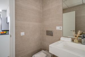 Koupelna v ubytování Beachclose apartment with pool in Torremolinos by Costarentals - Ref 173