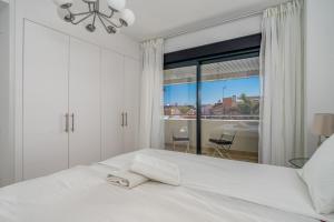 Postel nebo postele na pokoji v ubytování Beachclose apartment with pool in Torremolinos by Costarentals - Ref 173 + 10 fotografií