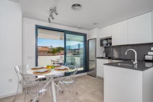 Kuchyň nebo kuchyňský kout v ubytování Beachclose apartment with pool in Torremolinos by Costarentals - Ref 173