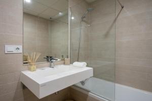 Koupelna v ubytování Beachclose apartment with pool in Torremolinos by Costarentals - Ref 173