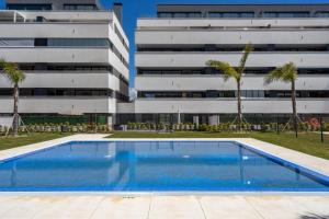 Bazén v ubytování Beachclose apartment with pool in Torremolinos by Costarentals - Ref 173 nebo v jeho okolí