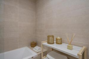 Koupelna v ubytování Beachclose apartment with pool in Torremolinos by Costarentals - Ref 173