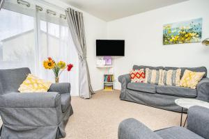 a living room with two couches and a tv at Dickens in Ryde