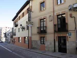 un edificio al costado de una calle en Hostal La Corte, en Carrión de los Condes