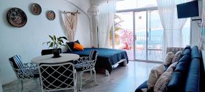 sala de estar con cama, mesa y sofá en Hermoso condominio en Bahía Manzanillo, en Manzanillo