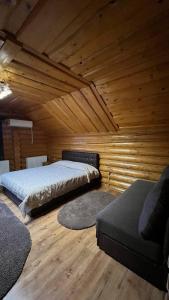 ヴィジュニチャにあるНа ставкуのベッド2台とソファが備わる広い客室です。