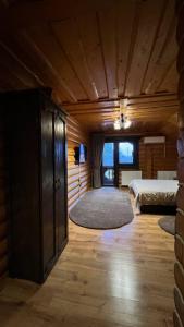 ヴィジュニチャにあるНа ставкуのベッド2台とラグが備わる広い客室です。