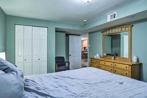 sypialnia z łóżkiem, komodą i lustrem w obiekcie Denver Apartment with Shared Patio and Fire Pit! w mieście Denver