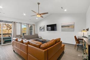 a living room with a couch and a ceiling fan at Alyce GreenView- Views of nature in Bella Vista
