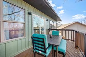 a porch with a table and chairs on a deck at Alyce GreenView- Views of nature in Bella Vista