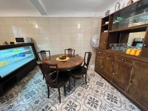 een keuken met een tafel met stoelen en een televisie bij Casa Reina Palermo Viejo in Buenos Aires