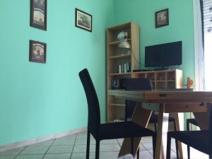 A television and/or entertainment centre at Vacanze a Finale Ligure