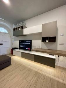 a living room with a flat screen tv on a counter at La Casina Di Lucio in Laterina