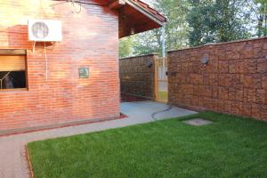 a backyard with a brick wall and a patio at City Inn Residence in Timişoara