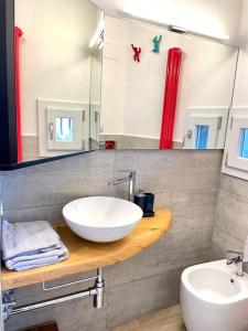 uma casa de banho com um lavatório branco e um WC. em La Casina Di Lucio em Laterina