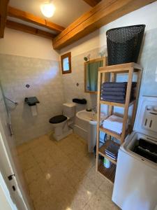 łazienka z umywalką, toaletą i prysznicem w obiekcie Gîte Lou Pastre w mieście Aureille