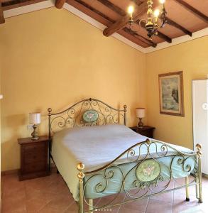 - une chambre avec un lit dans l'établissement Villa Donnola: casa Rosmarino, à Fucecchio