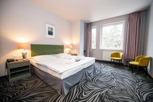 Łóżko lub łóżka w pokoju w obiekcie Parkhotel Carlsbad Inn