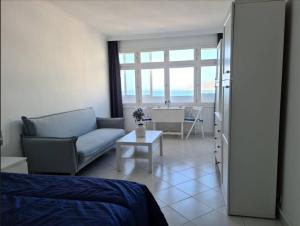 Posezení v ubytování VV El Camarote de Playa Chica ¨by henrypole home¨