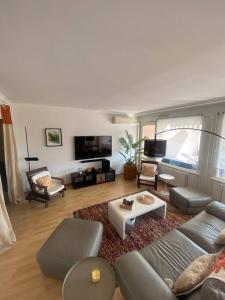 ein Wohnzimmer mit einem Sofa und einem Tisch in der Unterkunft Havre de paix Dax in Dax