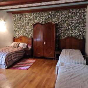 1 dormitorio con 1 cama y vestidor en CASA DE INDIANoS, UNA EXPERIENCIA UNICA EN EL CENTRO DE CANTABRIA, en San Vicente de Toranzo