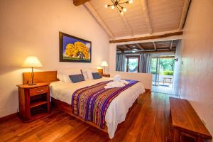 Postel nebo postele na pokoji v ubytování Enchanted Galapagos Lodge + 37 fotografií