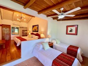 Voodi või voodid majutusasutuse Enchanted Galapagos Lodge toas