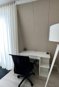 escritorio y silla en una habitación con lámpara en New modern apartment (55m2) in the city center, en Enschede