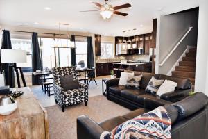 ein Wohnzimmer mit Ledermöbeln und ein Esszimmer in der Unterkunft Entrada at Moab 420b in Moab