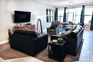 ein Wohnzimmer mit zwei Sofas und einem Fernseher in der Unterkunft Entrada at Moab 420b in Moab
