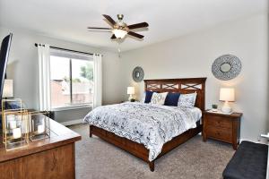ein Schlafzimmer mit Bett und Deckenventilator in der Unterkunft Entrada at Moab 420b in Moab + 48 Fotos