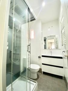 a bathroom with a toilet and a glass shower at Cardeñosa 20 Asamblea-Centro in Madrid